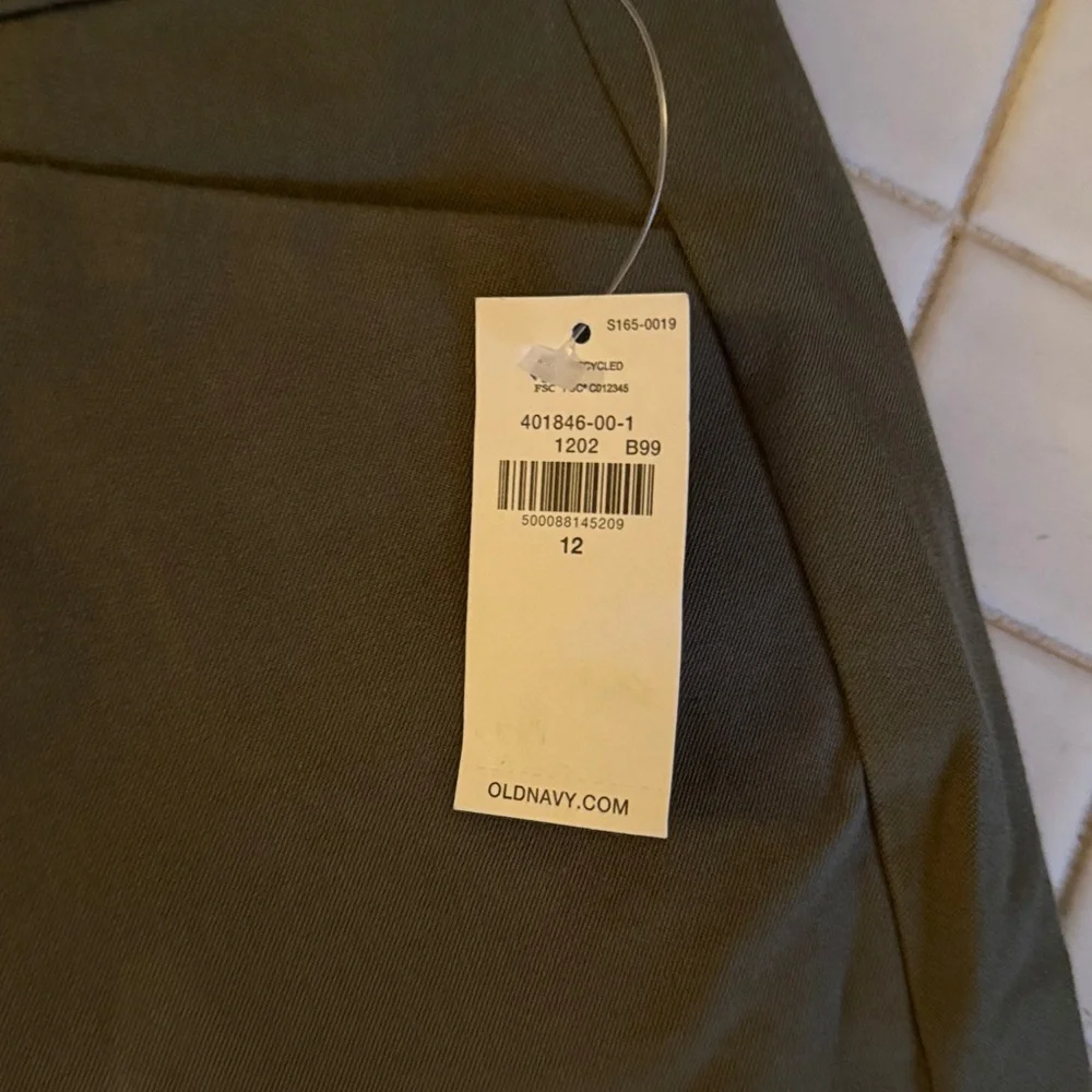 Old Navy High rise pixie‎ chinos in olive. NWT. Retail 59